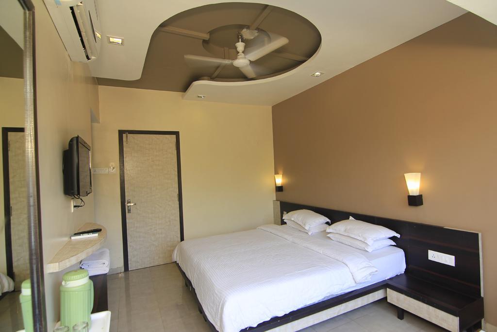 Hotel Hari International Lonavala Room photo